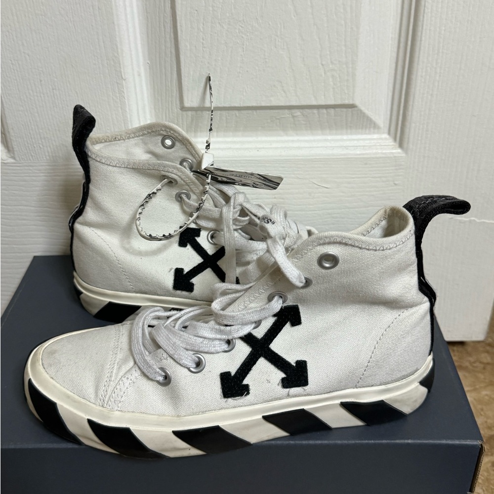 Off-White
Vulcanized mid-top sneakers
